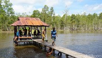 Ya beginilah kebahagiaan orang merauke. Bermain di Biras, tempat wisata alam yang panoramanya indah (Afif/detikTravel)