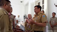 Djarot menerima tamu di Balai Kota, Jakarta, Selasa (4/7/2017). Sistem aduan ini sempat dilanjutkan Djarot Saiful Hidayat saat menjabat Plt Gubernur DKI Jakarta. Djarot menerapkan sistem klaster yaitu aduan ditempatkan terpisah sesuai dengan masing-masing bidang. (Nathania Riris Michicco/detikcom)