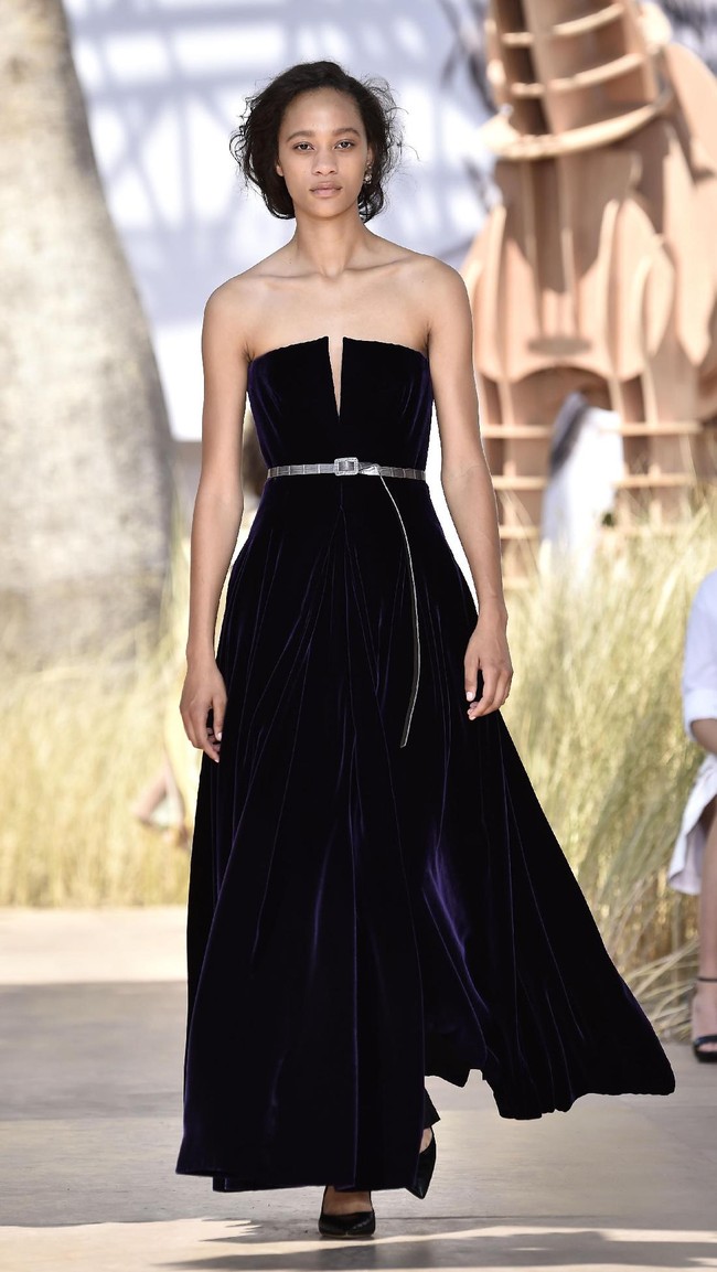 Model walks the runway during the Christian Dior Haute Couture Fall/Winter 2017-2018 show as part of Haute Couture Paris Fashion Week on July 3, 2017 in Paris, France.  (Photo by Pascal Le Segretain/Getty Images)