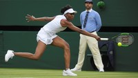 Namun ada yang menjadi perhatian saat Venus tampil di lapangan. tali bra berwarna merah mudanya terlihat. Padahal Wimbledon mengatur para petenis hanya boleh mengenakan kostum serba putih dalam seiap pertandingan. Foto: REUTERS/Toby Melville