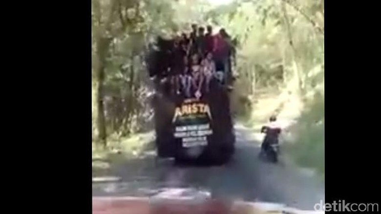 Truk Muat Sound System dan Belasan Penumpang Terguling di Truk Muat Sound System dan Belasan Penumpang Terguling di