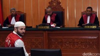 Ridho saat menjalani sidang di depan para hakim. Foto: Noel/detikHOT