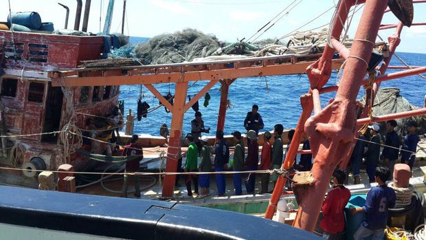 Tim Ditpolair Polri menangkap dua kapal berbendera Malaysia di Kepulauan Riau