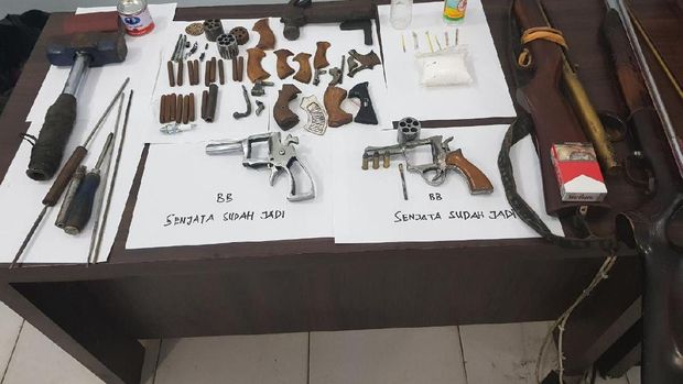 Barang bukti yang disita antara lain 2 senpi rakitan yang sudah jadi dan senpi yang tengah dirakit.