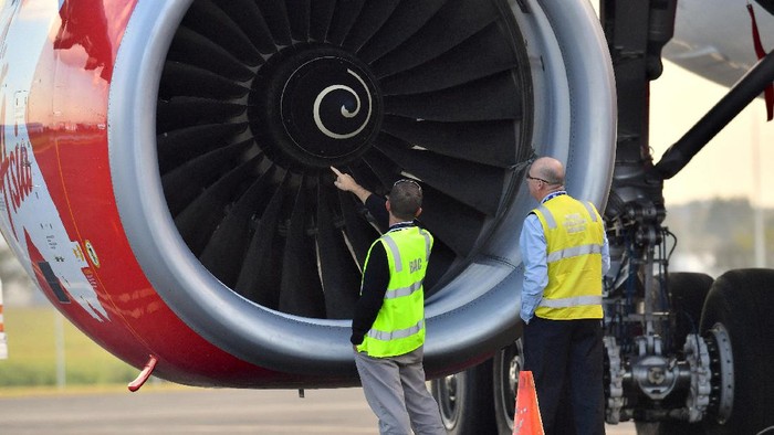 Pesawat Ditabrak Burung, Penumpang AirAsia Diterbangkan ke Malaysia