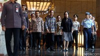 Dalam kunjungan kerja Presiden Jokowi ke bursa tidak terlihat pengamanan yang berlapis.