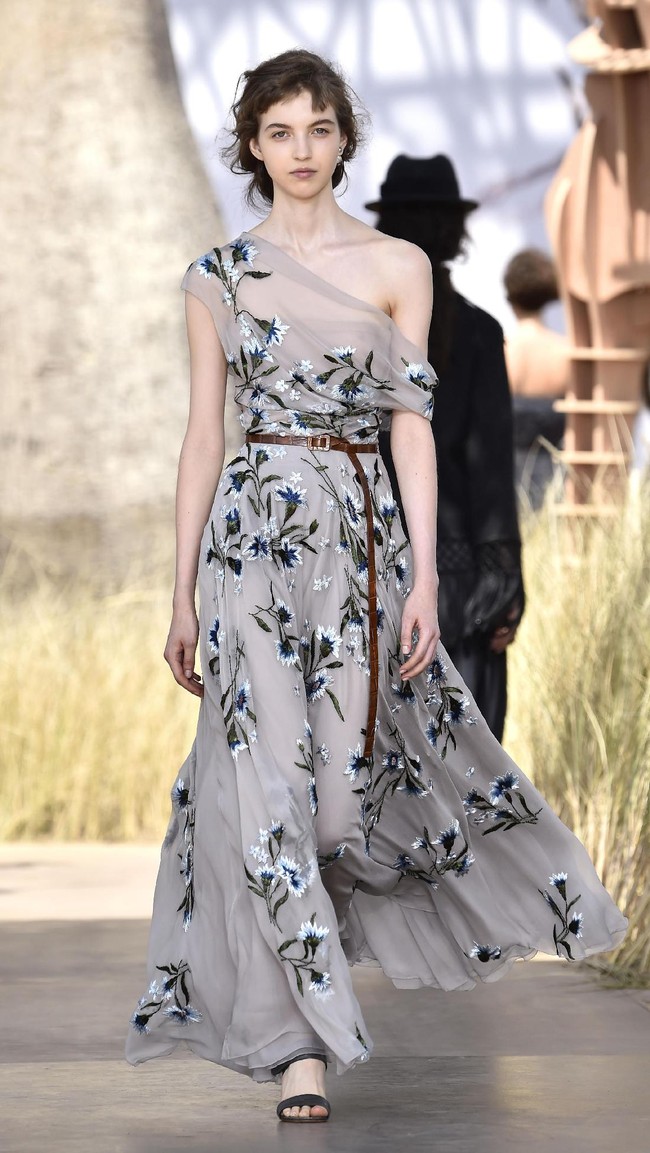 Model walks the runway during the Christian Dior Haute Couture Fall/Winter 2017-2018 show as part of Haute Couture Paris Fashion Week on July 3, 2017 in Paris, France.  (Photo by Pascal Le Segretain/Getty Images)