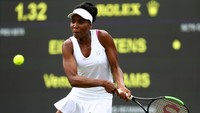 Venus Williams melanggar aturan kolot Wimbledon dengan tali bra merah muda yang menonjol di antara kostum serba putihnya. Petenis Amerika Serikat itu juga menangis sesenggukan usai pertandingan. Foto: Michael Steele/Getty Images
