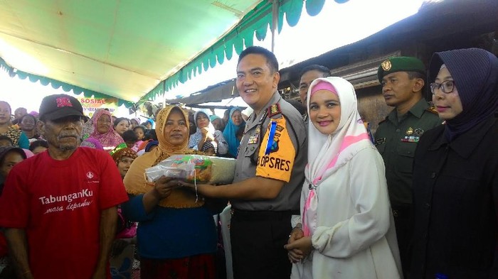 Polisi Sambangi Kampung Pemulung, Bagikan 500 Sembako
