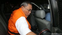 Dalam kasus dugaan suap ini, KPK menetapkan empat orang tersangka antara lain M Firmansyah Arifin selaku Direktur Utama PT PAL Indonesia, Saiful Anwar selaku Direktur Keuangan PT PAL Indonesia, Arief Cahyana selaku GM Treasury PT PAL Indonesia, serta Agus Nugroho dari pihak swasta.