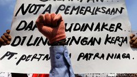 Para pendemo merupakan awak mobil tangki (AMT) Pertamina Patra Niaga.