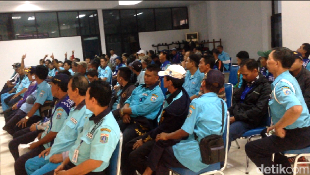 Tuntut THR, Massa Juru Parkir Datangi Kantor UP Perparkiran DKI