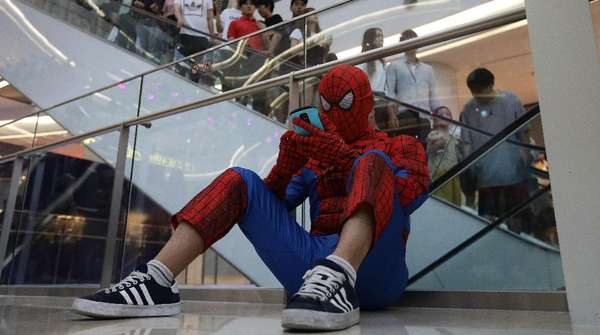 Aksi Para Spider-Man Bersama Tom Holland Aksi Para Spider-Man Bersama Tom Holland