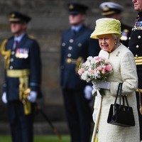 Handbag atau tas tangan mungil berwarna hitam juga menjadi fashion item wajib sang Ratu. Diketahui, Ratu tak pernah ganti model tas selama 60 tahun terakhir. Adalah brand Inggris bernama Launer yang memproduksi tas favorit Ratu. Foto: Jeff J Mitchell/Getty Images