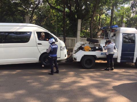  Petugas Sudinhub Jaksel menindak pengendara yang tak mematuhi aturan, Selasa (4/7/2017)