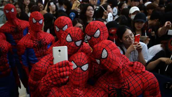 Aksi Para Spider-Man Bersama Tom Holland Aksi Para Spider-Man Bersama Tom Holland