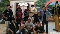 Ada juga pengunjung yang berfoto bareng dengan koleksi museum. Meski terlihat seru, tapi tetap ingat, jangan melakukan tindakan vandalisme ya traveler! (Eko Sudjarwo/detikTravel)