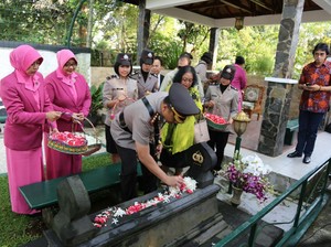 HUT Bhayangkara, Kapolresta Depok Ziarah ke Makam Jenderal Hoegeng
