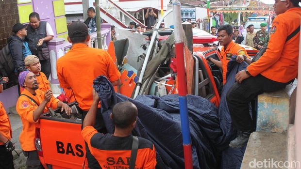  Evakuasi serpihan helikopter Basarnas yang jatuh di Desa Canggal, Temanggung