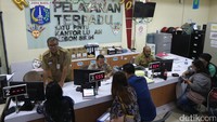 Petugas kelurahan melayani warga yang mengurus surat kependudukan dan berbagai layanan umum di Pelayanan Terpadu Satu Pintu (PTSP) di Kantor Kelurahan Kebon Sirih,  Jakarta Pusat, Selasa (4/7/2017).