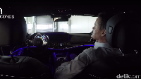 Dalam video 60seconds yang dirilis Mercedes-Benz, Anggota dewan Mercedes-Benz Markus Schäfer mendemonstrasikan kemampuan S-Class terbaru. Foto: Mercedes-Benz