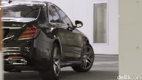 Agar mobil bisa melaju dengan tepat ke tujuannya, mobil menggunakan kamera, sensor ultrasonik yang diatur oleh perangkat lunak untuk ngegas dan ngerem secara independen. Foto: Mercedes-Benz