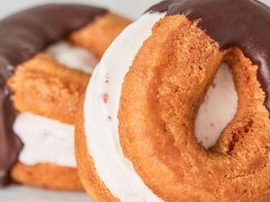 Asal Mula Lubang pada Donat dan Mug Kopi Keren Berbentuk Wajah dan Lego
