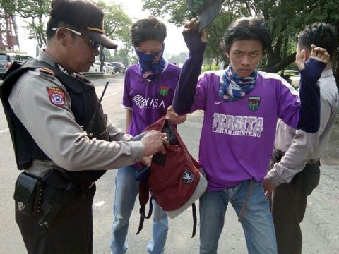 Polisi memeriksa suporter bola