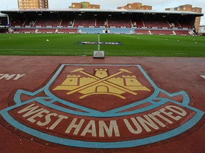 Sepasang Palu Simbol Sejarah West Ham United