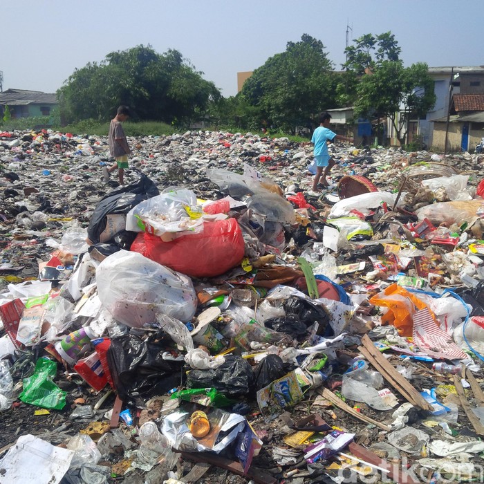 Pemkot Bandung Janji Segera Bersihkan Lautan Sampah di Cibangkong