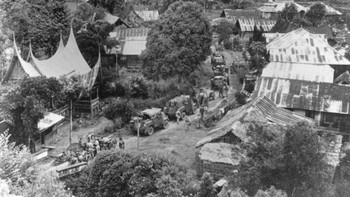 Pasukan Belanda di sekitar pedesaan di Padang. Foto: Getty Images