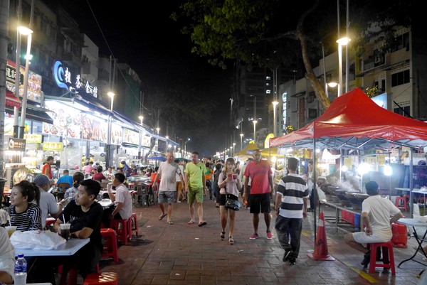 Foto: Jalan Alor menjadi salah satu pusat kuliner favorit di Kuala Lumpur, Malaysia. Lokasinya di belakang Jalan Bukit Bintang (Kurnia/detikTravel) Foto: Jalan Alor menjadi salah satu pusat kuliner favorit di Kuala Lumpur, Malaysia. Lokasinya di belakang Jalan Bukit Bintang (Kurnia/detikTravel)