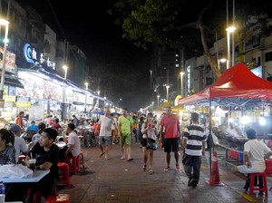 5 Alasan Kamu Wajib Coba Wisata Kuliner di Jalan Alor Kuala Lumpur