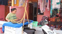 Namanya Mbak Adel. Lokasi Grand Galaxi-Bekasi Selatan. Kalo ada yang minat barang kali bisa pesen sama dia nanti disamperin. 085885456085, begitu tulisan yang terdapat di bawah foto itu. Foto: Dina Rayanti