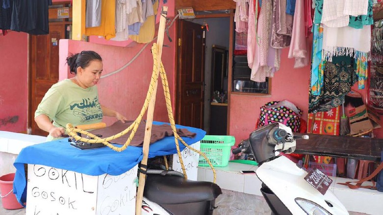 Gokil! Ibu-ibu Sulap Motornya Jadi Usaha Gosok Keliling