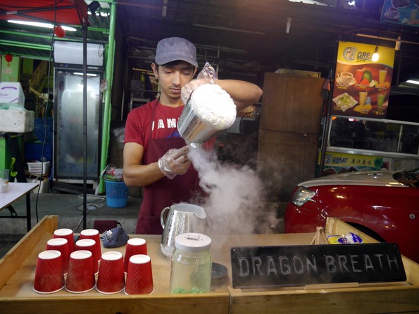 Foto: Satu lagi yang tak kalah menarik dicoba adalah dessert dragons breath, yaitu cookies yang direndam nitrogen cair. Ketika di makan terasa dingin dan berasap (Kurnia/detikTravel) Foto: Satu lagi yang tak kalah menarik dicoba adalah dessert dragons breath, yaitu cookies yang direndam nitrogen cair. Ketika di makan terasa dingin dan berasap (Kurnia/detikTravel)