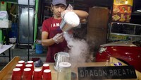 Foto: Satu lagi yang tak kalah menarik dicoba adalah dessert dragons breath, yaitu cookies yang direndam nitrogen cair. Ketika di makan terasa dingin dan berasap (Kurnia/detikTravel)