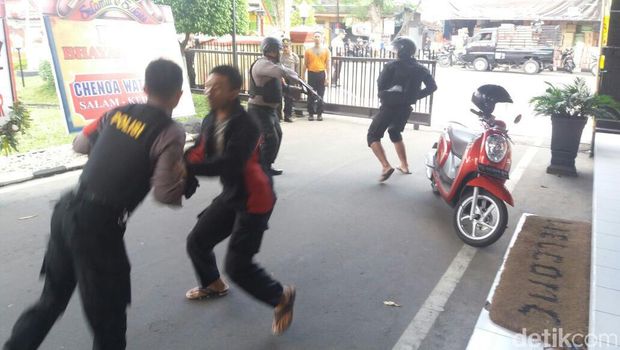 Simulasi Teroris Serang Mapolres Kota Blitar Bikin Heboh Warga