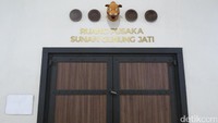 Ruang Pusaka Sunan Gunung Jati. Isinya adalah barang-barang pribadi milik wali yang bernama asli Syarif Hidayatullah dan cucu dari Patih Arya Gajah Mada alias Ali Nurul Alam (wakil Mahapatih Gajah Mada untuk wilayah Kelantan) (Fitraya/detikTravel)