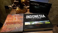 Tumpukan buku mengenai kecantikan Indonesia juga jadi bagian interior restoran.