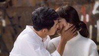 Usai drama tersebut rampung, Song Joong Ki dan Song Hye Kyo mulai diisukan berpacaran. Dok. KBS