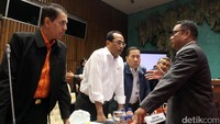 Ketua Komisi V Fary Djemi Francis berbincang dengan Menteri Perhubungan Budi Karya, Basarnas, M Syugi dan BMKG Andi Eka sebelum raker dimulai.