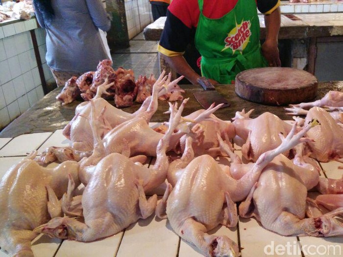 Harga daging ayam turun Harga daging ayam turun. Salah satunya di Pasar Tebet Timur, Jakarta Selatan