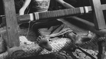 Seorang gadis remaja sedang menenun di pedesaan Bali. Foto: Getty Images