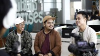 Jadi kami mau bilang kalau musik Trisouls itu sebenernya, kami dengerin RnB tapi kami nggak mau dilabelin seperti itu. Kami juga mau nyoba banyak aliran musik gitu. Jadi nggak tertutup sama satu, jelas Jesse. Foto: Rachman Haryanto