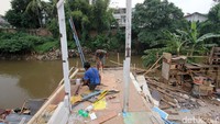 Jika tidak membongkar sendiri, petugas akan menggusur paksa pada Senin (10/7) mendatang untuk proyek normalisasi Sungai Ciliwung.