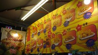 Foto: Buat yang mau goreng-gorengan, pilihannya juga banyak. Mau kentang goreng, nugget ayam, kulit ayam atau sosis, semua ada. Harga per buah mulai dari sekitar RM 5 (Rp 15.500) (Kurnia/detikTravel)