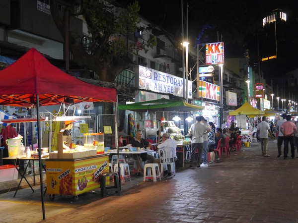Foto: Jalan Alor panjangnya sekitar 500 meter. Biasanya tempat ini lebih ramai dikunjungi turis selepas sore hingga tengah malam (Kurnia/detikTravel) Foto: Jalan Alor panjangnya sekitar 500 meter. Biasanya tempat ini lebih ramai dikunjungi turis selepas sore hingga tengah malam (Kurnia/detikTravel)