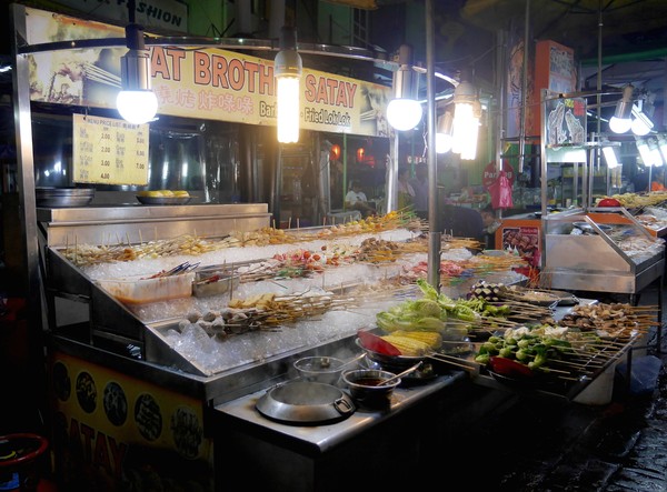 Foto: Kalau jajanannya juga banyak. Misalnya saja lok lok khas Malaysia. Lok lok berupa sate sayuran, daging, tahu, seafood yang diolah dengan cara direbus (Kurnia/detikTravel)