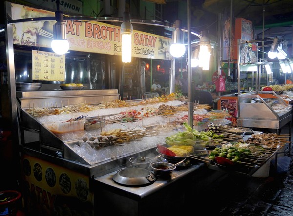 Foto: Kalau jajanannya juga banyak. Misalnya saja lok lok khas Malaysia. Lok lok berupa sate sayuran, daging, tahu, seafood yang diolah dengan cara direbus (Kurnia/detikTravel) Foto: Kalau jajanannya juga banyak. Misalnya saja lok lok khas Malaysia. Lok lok berupa sate sayuran, daging, tahu, seafood yang diolah dengan cara direbus (Kurnia/detikTravel)